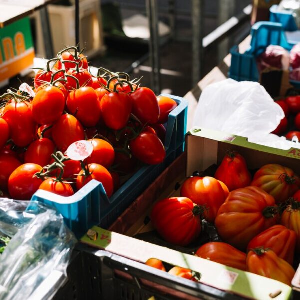 cherry-heirloom-tomatoes-crate_23-2147916344
